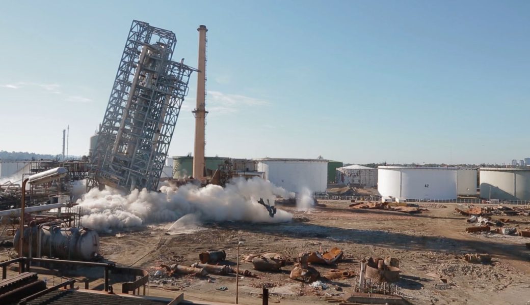 Simulation of a structure collapsing